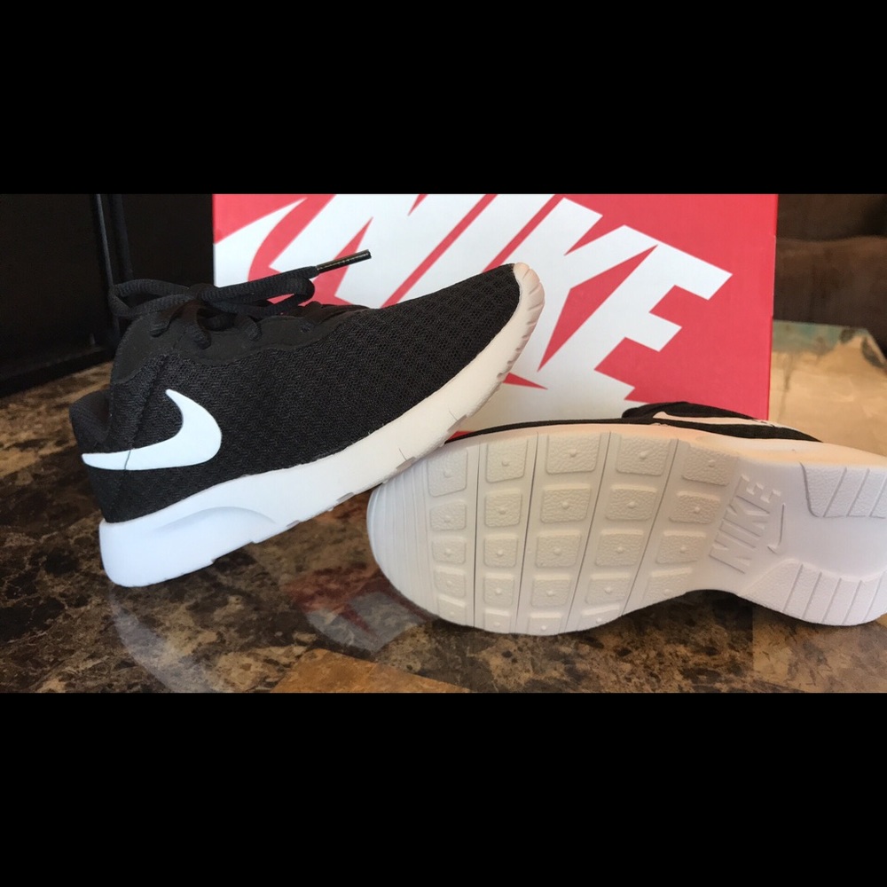 New Nike unisex SZ 13